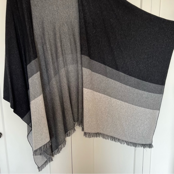 Splendid Ridgewood Poncho in Black and Grey Size Medium/Large - Picture 9 of 12